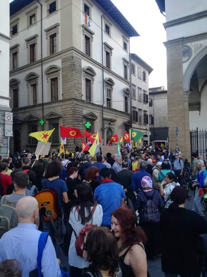AndreaBotti12's tweet photo. #Firenze In migliaia in piazza al corteo - Fermiamo la guerra, con la resistenza curda in difesa della rivoluzione del #Rojava
#RisUp4Rojava #Ypg #Ypj
Con Orso nel cuore!
Saremo tempesta! #TwitterKurds https://t.co/llcKxlrdC3