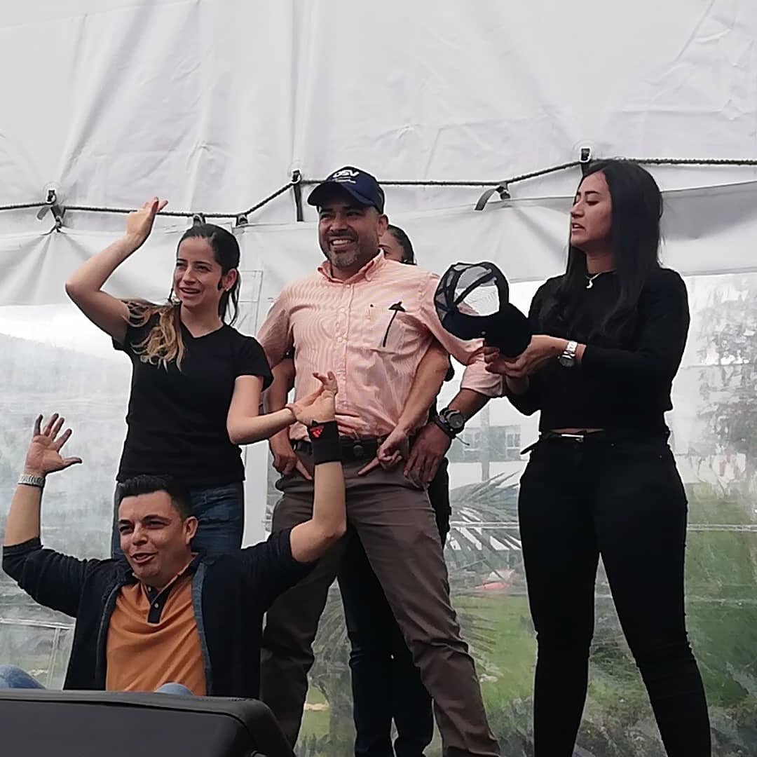 lfzafra's tweet photo. La #Impro rompe el hielo y calienta corazones en DSV @panalpinagroup, un show taller de #ImproParaLaVida con @paolabeya y Katherin Gutiérrez, que buen #equipo de escena. #AmoLoQueHago #Aceptación #Disfrute #complicidad #Improcorporativa https://t.co/GbeGVV77P1