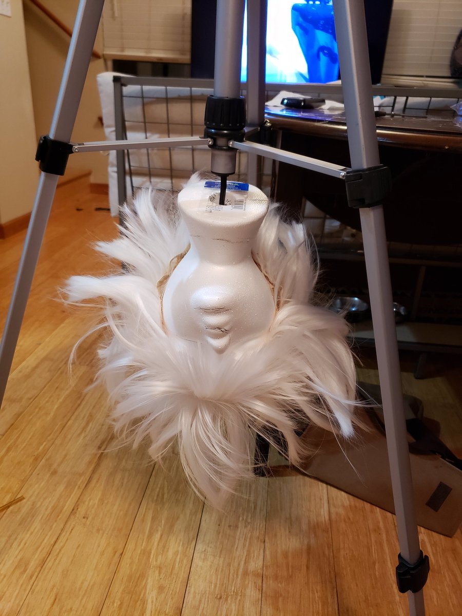 TangentDabbles's tweet photo. FOUND NEW WAY TO USE MY CAMERA TRIPOD YESSSSSS
#cosplayprogress #wigstyling https://t.co/lutupvfYZk