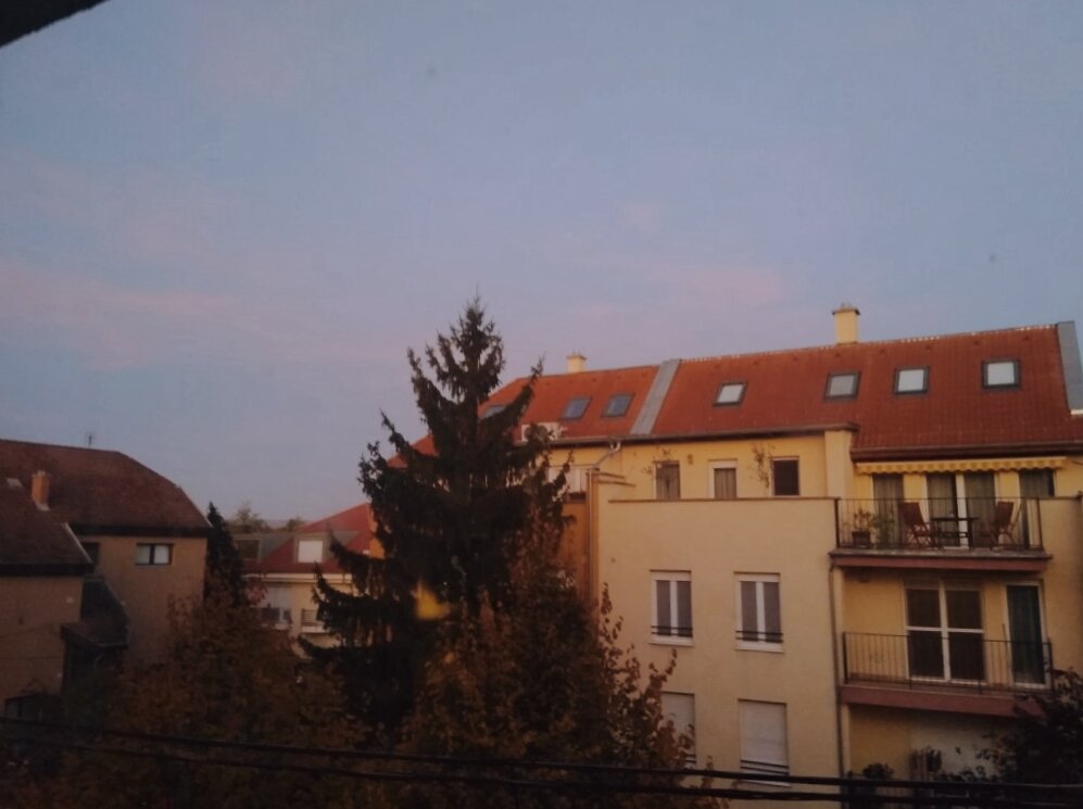 RekaSarudi's tweet photo. I love all the promises of a new day. I like catching those few minutes when the new sun has risen, but the streetlights from yesterday are still on. #Budapest https://t.co/pRWxaZ6lwt