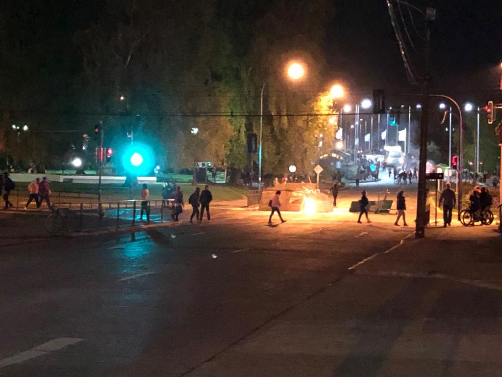 🔴Despachamos a Tercera y Octava Compañías a fuego en Casino Dreams ubicado en calle Janequeo con O'Higgins.
#BomberosdeValdivia no puede trabajar por disturbios.
#EvasionMasivaTodoElDia #Estadodemergencia #ToqueDeQuedaAhora #toquedequeda 
#valdivia #valdiviachile