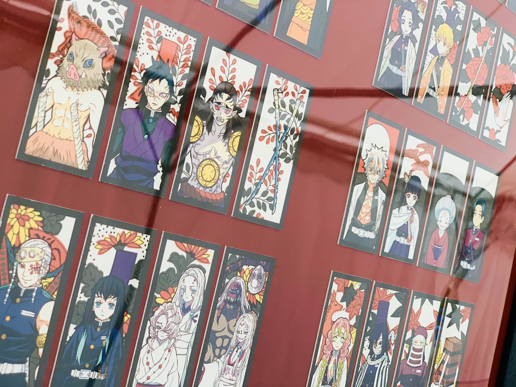 鬼滅の刃公式 展示品紹介 鬼滅の宴本会場の物販エリア横にて展示コーナーが設置されております 様々なグッズラインナップに加え Blu Ray Dvd特典の花札一覧を展示中です 一部絵柄初公開 ぜひご覧ください