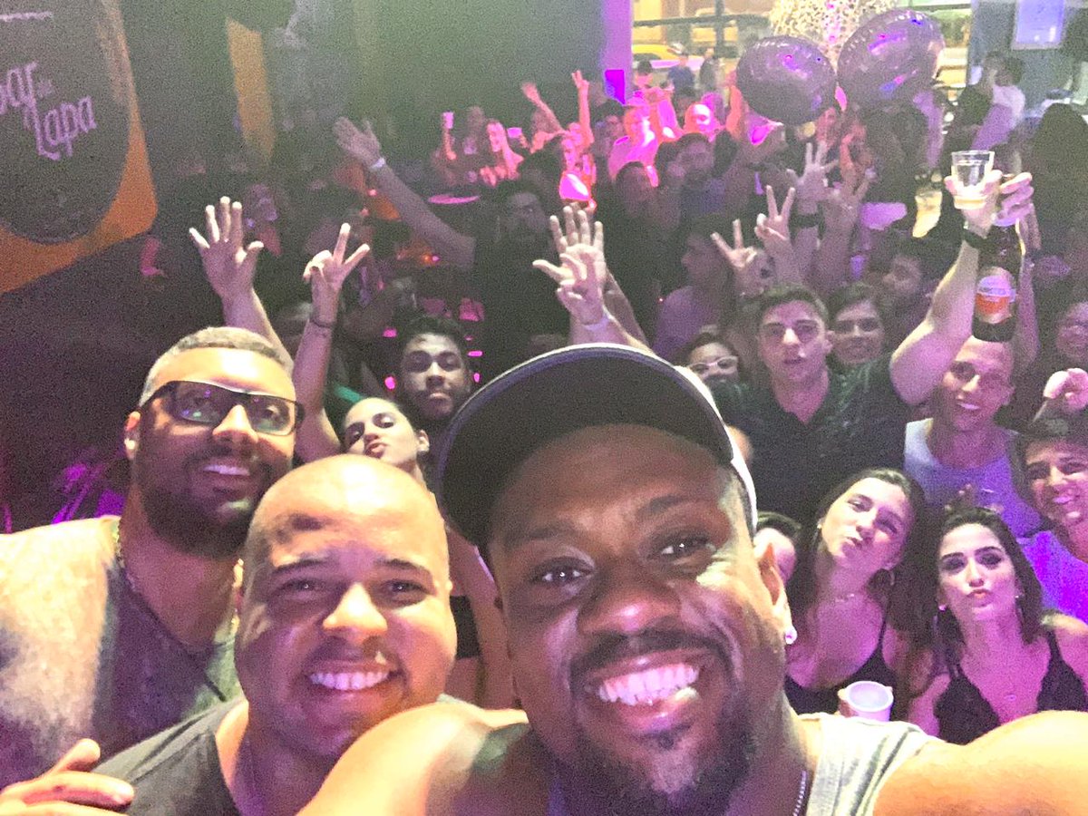 grupoartdeser's tweet photo. Aquela foto de respeito!!!
Energia maravilhosa dessa galera ontem 18/10 no @bardalapa.barra 👏👏
.
.
#artdeser #foto #kicliminha #errejota #nossoshow #publico #nuncaparedesonhar #barradatijuca #pagode #samba #musica #trabalho #equipeads https://t.co/pBpLcIlwkk