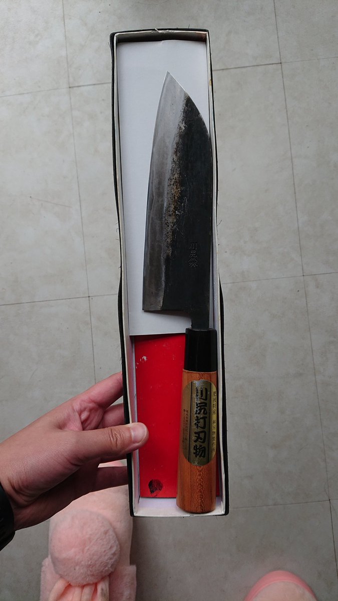 amainobi's tweet photo. Last week I took my santoku to a shop in Kamakura to get sharpened. So pleased they were able to take out the chip! It's a few millimeters shorter now but I'm just glad it's clean and sharp. ☺️ https://t.co/tl13RXhrQm