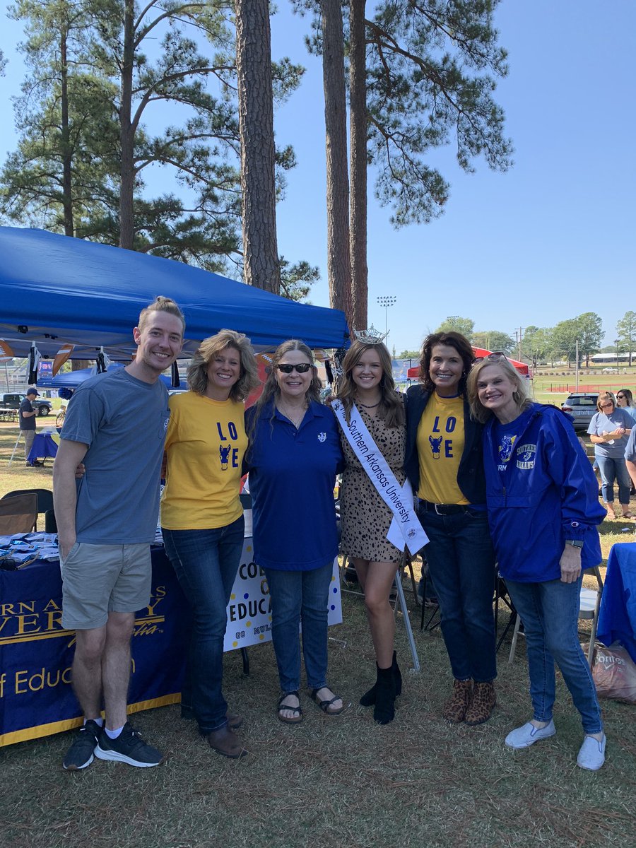 TeachSOUTHARK's tweet photo. The College of Education at Mulegating  had a great time at Homecoming today! Current and past teacher education students joined in the fun!@muleriders @kkbloss https://t.co/JTl5G23tej