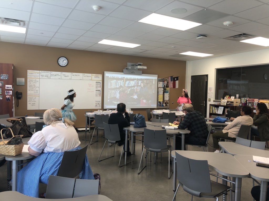 Drjackieamtz's tweet photo. Today was fun with @c_moreno02 and @kabarahona5 at the October Mini Conference! #teachingtakescharacter https://t.co/1MJ1P0XvZc