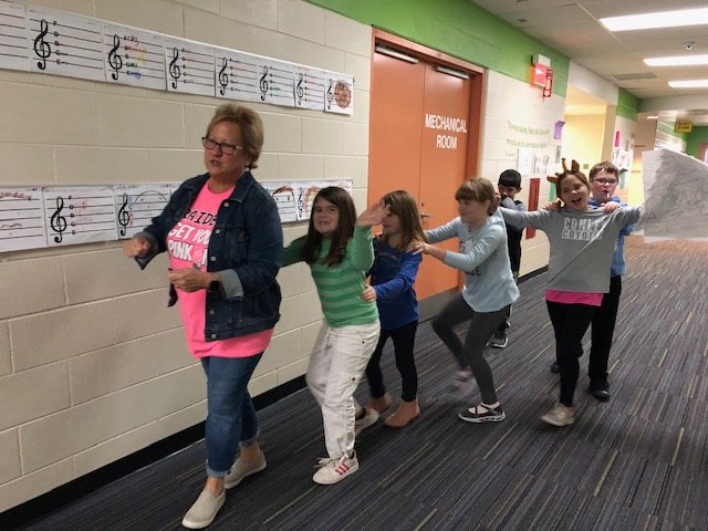 ConleyElem's tweet photo. Mrs. Szpak finding creative ways to help the students walk quietly in the hall! #Team158 #Conley158 https://t.co/B4ZZdI4Hjy