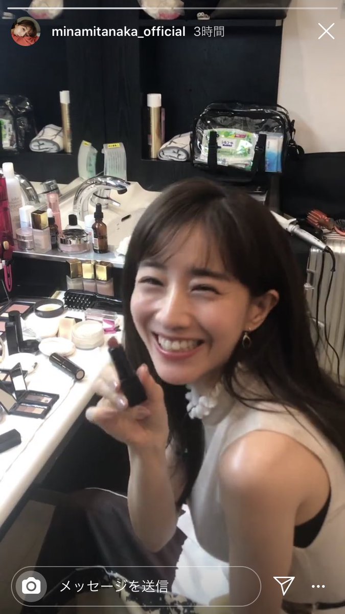 空飛ぶ娘 Twitter પર 田中みな実様のインスタグラム 奥にある金のキャップの化粧品ってアンプリチュードのファンデたち Chanelのハイライトもある