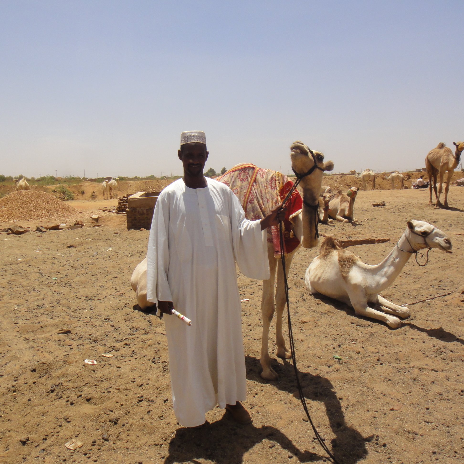 アラビア単語道場 エジプト スーダンでよく見る ج لابية ジラービーヤ エジプトではガラービーヤ と呼ばれる服は アラビア半島のサウブよりも襟元が広く空いていてスカート部分のひだが大きいのでちょっとやそっと太っても大丈夫な安心感があります