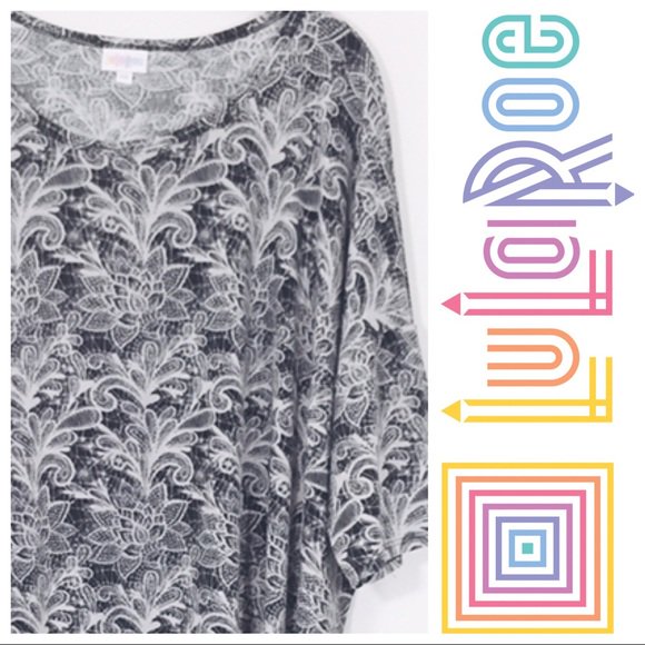 happybdaytome11's tweet photo. So good I had to share! Check out all the items I'm loving on @Poshmarkapp from @janagain518 #poshmark #fashion #style #shopmycloset #disney #andiata #lularoe: https://t.co/Dh6aEWZatj https://t.co/JSmoy168L0