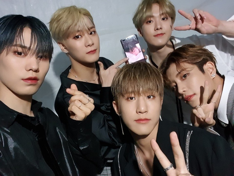 ASTRO_Staff's tweet photo. [#아스트로]
💜191019 #2019부산원아시아페스티벌 💜

부산 원아시아 페스티벌을
반짝반짝 빛내준 아스트로🌟
큰 소리로 응원해주셔서 감사합니다🥰
#아로하 다음에 또 만나요💜

#ASTRO #AROHA https://t.co/dpMkOAJhiN
