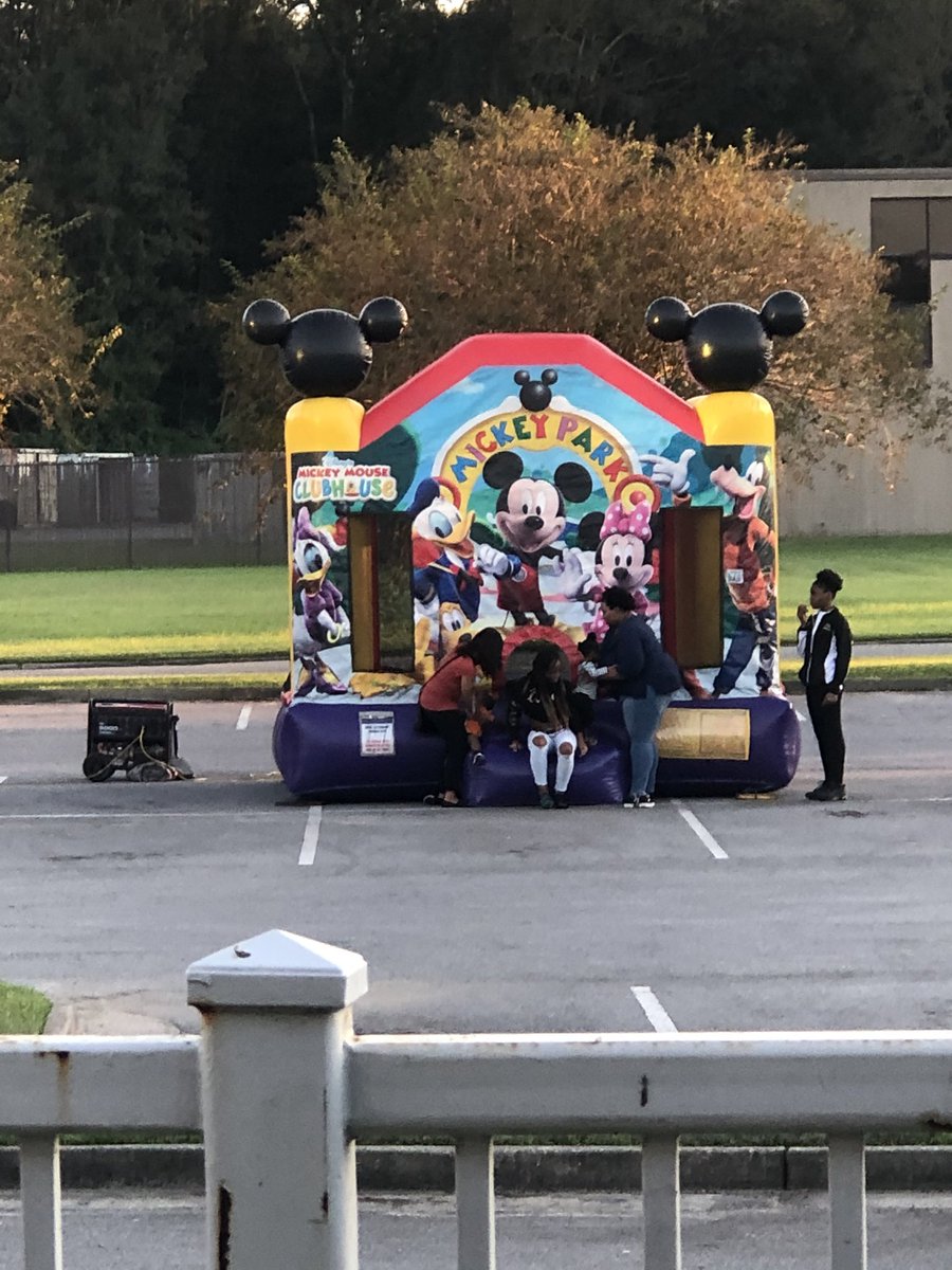 TeamFierceOSCC's tweet photo. The house is jumpin jumpin !!!!!! 🕺🏽 #TuggleNation #FallFest #LafayetteUnited #FieldFam @BartonTonyLeb @TLRashad4 @AshleyS_BRCC @edbroussardjr https://t.co/uxAZ8KJRte