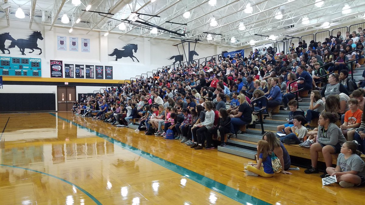msimms514's tweet photo. Enjoying seeing all the students who came out to see the amazing authors at #TweensRead most especially... @CCISDLibrary #ccisdlibs @CLI_Eagles https://t.co/rrNHJz09pA