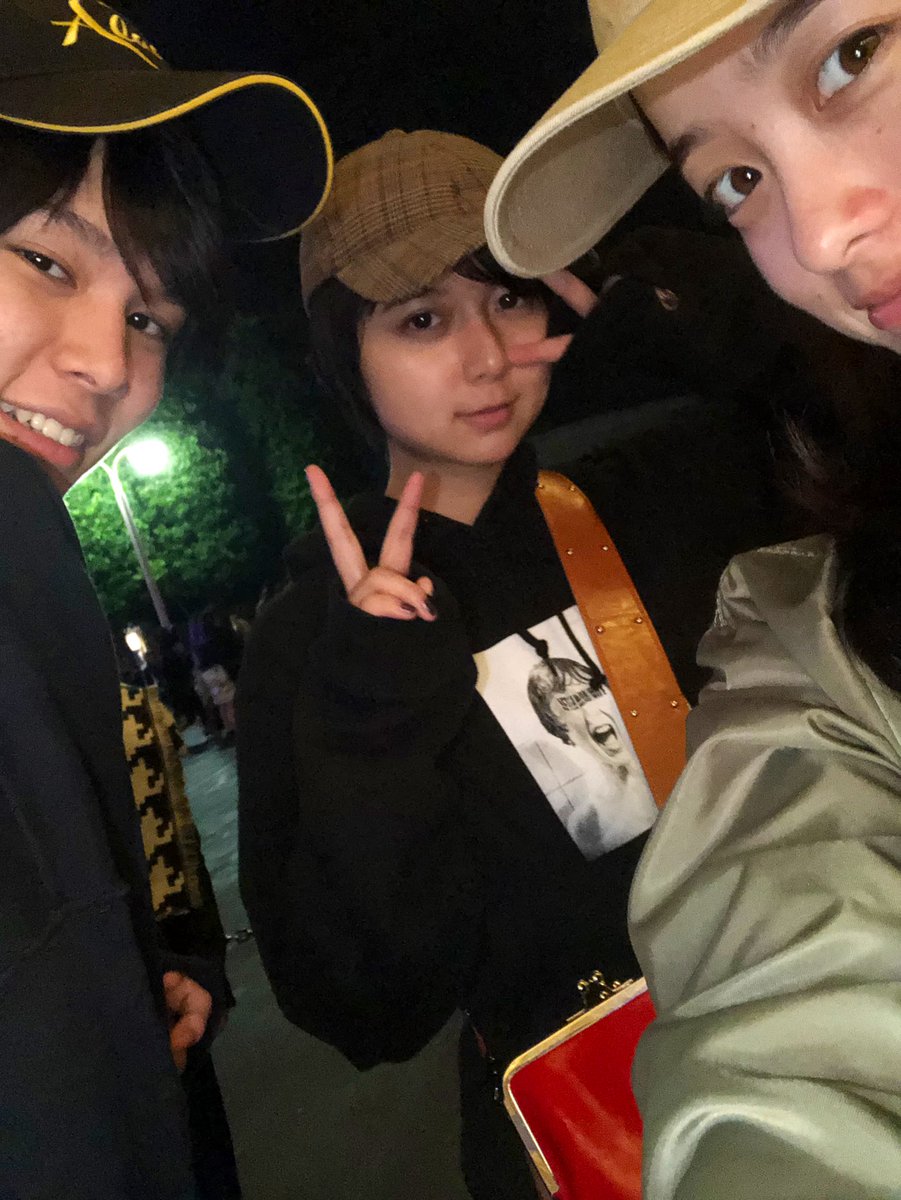 橋本環奈 先日 萌歌と利久とディズニーランドに行ってきました 先月行こうとしてたけどスケジュール合わず ようやく行けました さいっこうでした スティッチエンカウンターでスティッチ様に 帽子三人組っていじって頂きました エモい 萩原利久