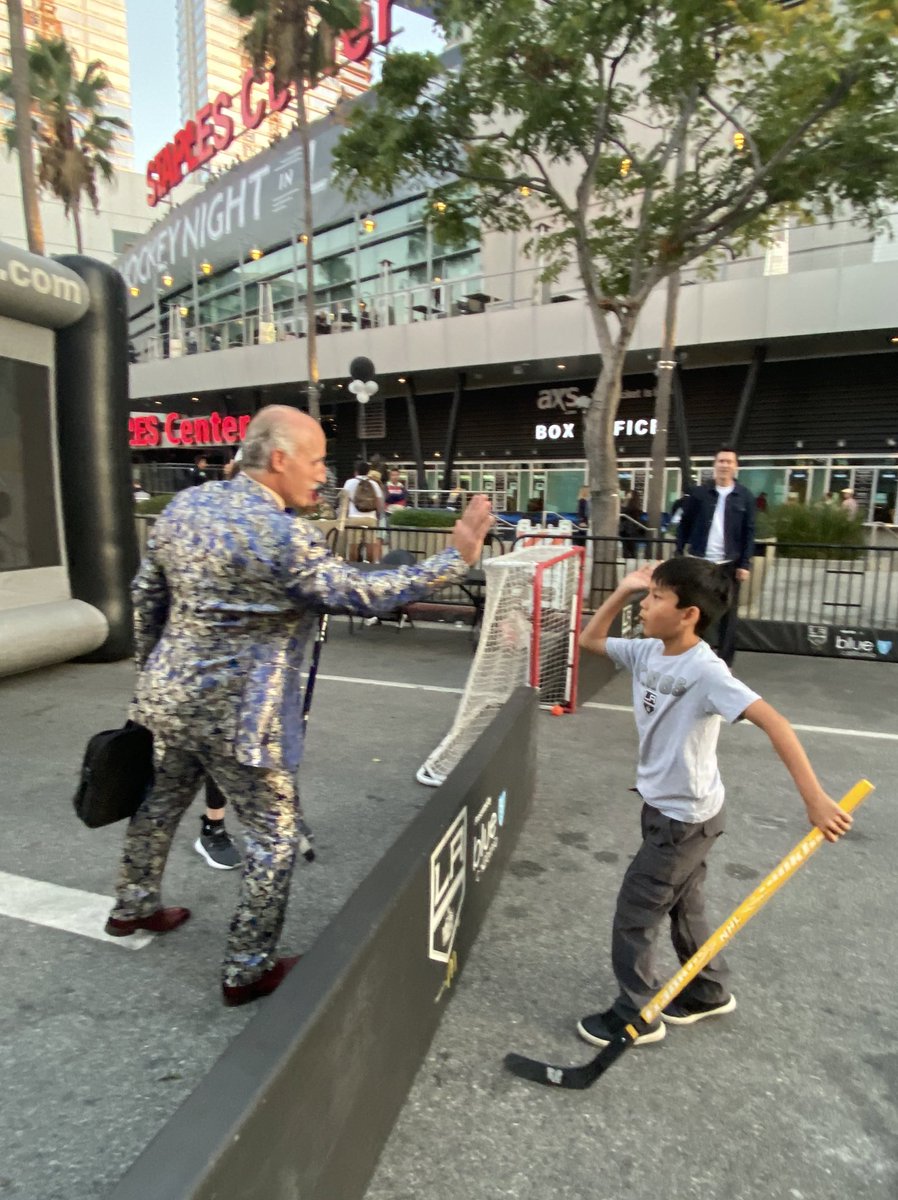 Hi 👋 Five w <a href="/DarylEvans15/">Daryl Evans</a> <a href="/STAPLESCenter/">STAPLES Center</a> <a href="/LAKings/">LA Kings</a> #fanfest Kiddo is having a blast at the game tonight #GoKingsGo LAK vs CGY #gkg  #HockeyNight #LAKings👑🏒 ❤️🎉