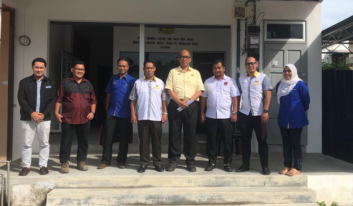 UPKZonTimur1's tweet photo. Lawatan kerja TKPKR Sektor Infra, Ir. Hj. @Zulakmal8 ke Projek Membina Flyover Wakaf Bharu bagi memantau pelaksanaan dan prestasi semasa projek.

@RuslanAbdAziz 
@AdenaMamat 
@CawJalanJKR https://t.co/0unuGB2J6M