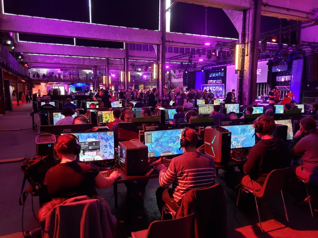 ImperialJedi's tweet photo. #PDXCON19 day two! Let the lan party begin!!!! https://t.co/ooh4DMmSUN