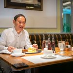 「菅官房長官」好物のパンケーキを食べる姿が可愛いと話題!!!