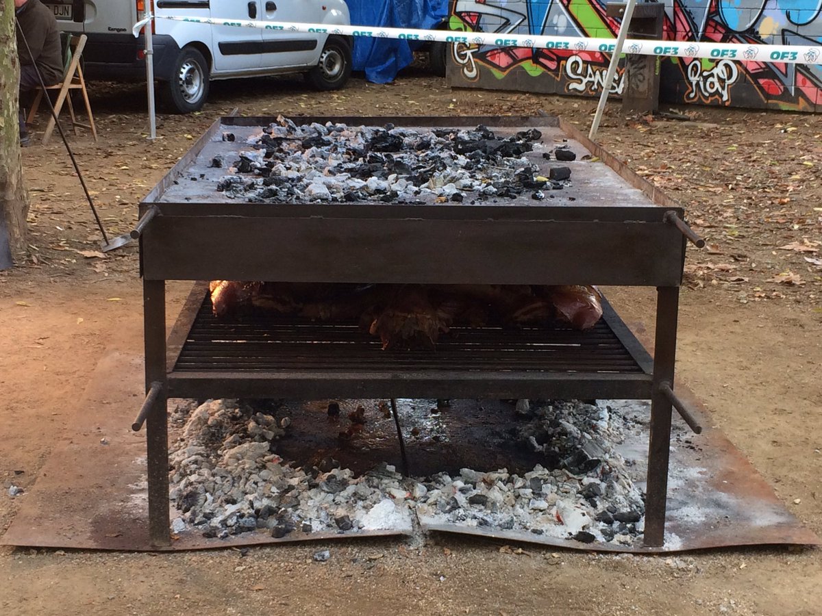 SetmanaBosc's tweet photo. Si voleu un bon rostit de porc a la llenya veniu a la #setmanabosc @ajsantceloni #cerclebaixmontseny https://t.co/T4c94rzS3w