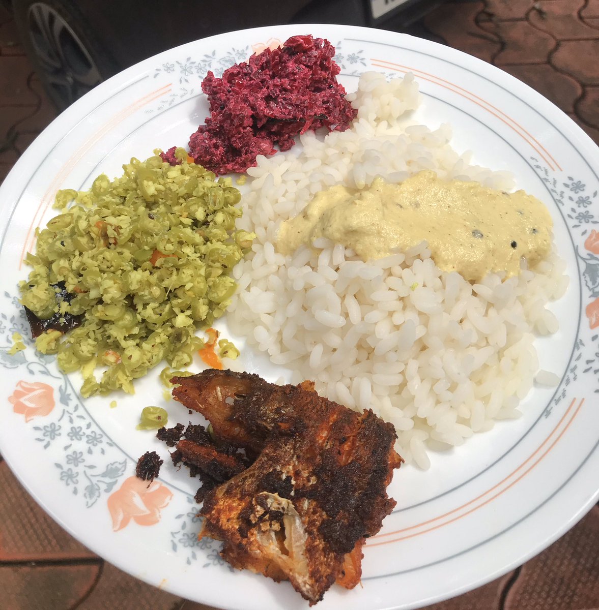 ardramaanasam's tweet photo. The colours in the plate are extra pretty today! And nutritious too. 😉 With rice and pulisseri: 

• Beetroot Kichadi (curd dried up)
• Beans Thoran
• Vela Fry

#ABCHomeFood https://t.co/ilkmx3RUua
