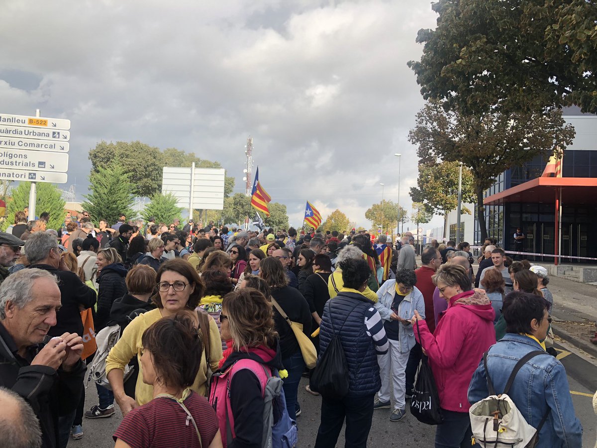 asspopularvic's tweet photo. Comença la concentració contra la repressió davant la comissaria dels Mossos de Vic! I va arribant gent! https://t.co/DzjrPZFzjA