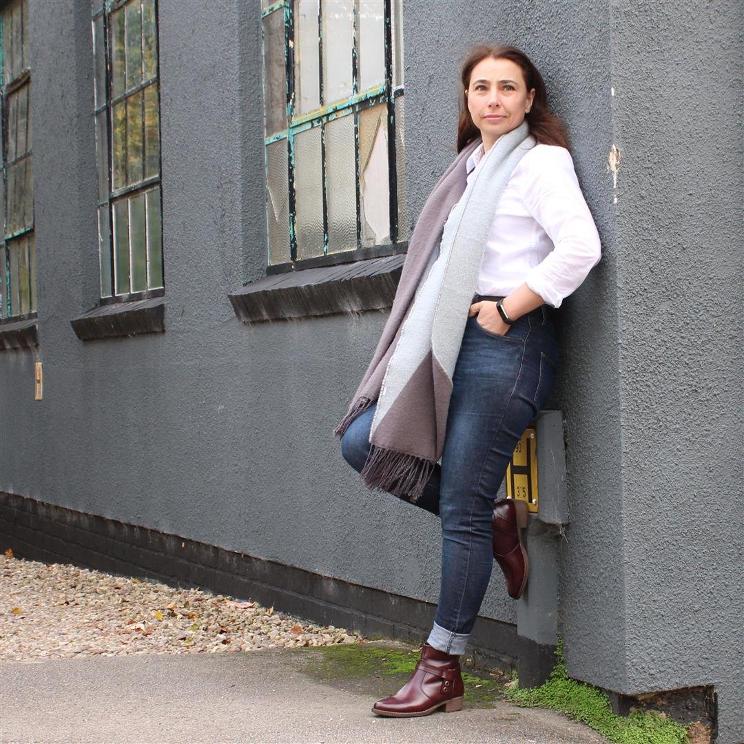 Clean and classic. White shirt, blue denim and a pair of our Saskia boots in wine colour.

Shop now at: heavenlyfeet.co.uk…/fresh-arri…/products/saskia

#sundayboots #everydayisabootday #newboots #winterboots #dailyboots #heavenlyfeet #stylelovescomfort #memoryfoam