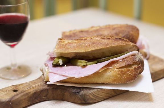 CodeFelixGrafic's tweet image. Terrorisme:
Emploi de la Terreur à des fins politiques,religieuses ou idéologiques

France, octobre 2019, un élu de la République :
il existerait un terrorisme &quot;Jambon Beurre Beaujolais&quot;

#Phalange
#AubeDorée
#ActionDirecte
#BrigadesRouges
#JambonBeurreBeaujolais

Réfléchissez...