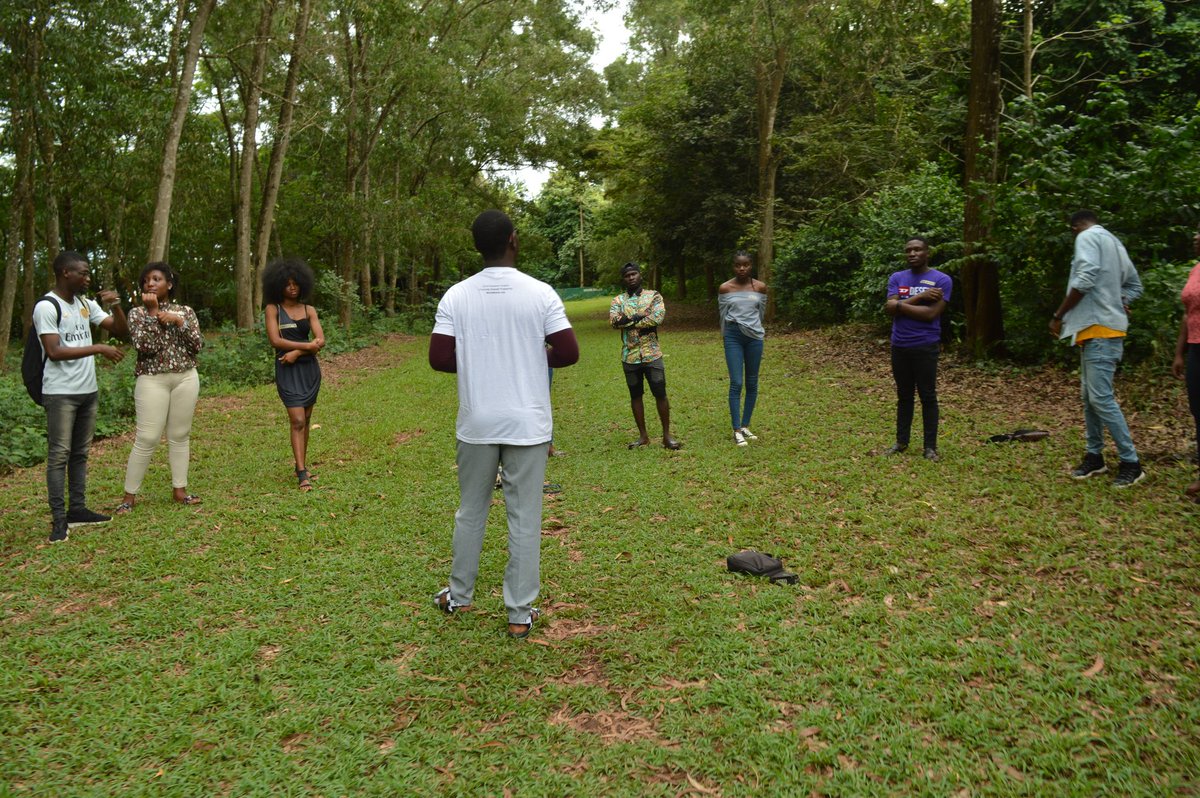229TLMeetup's tweet photo. Session #3: Jeux et Activités ⚡. 
@KAdantchede a animé une petite séance de Yoga ⚡. 
De l'autre côté, les jeux de scrabble,etc. 
#BenineseTakeOver
#229TwitterMeetup
#229TLMeetup
#229Meetup 
#Team229 https://t.co/ixU5b0uUtB