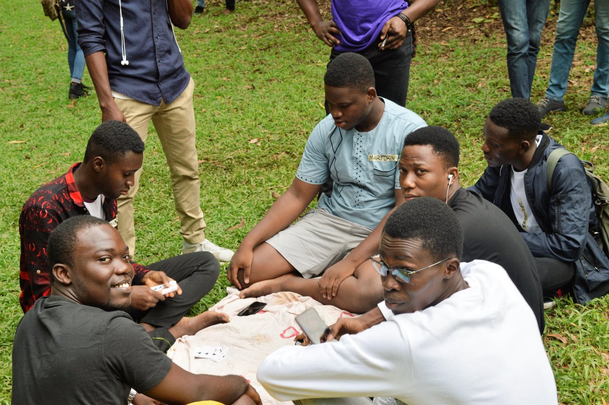 229TLMeetup's tweet photo. Session #3: Jeux et Activités ⚡. 
@KAdantchede a animé une petite séance de Yoga ⚡. 
De l'autre côté, les jeux de scrabble,etc. 
#BenineseTakeOver
#229TwitterMeetup
#229TLMeetup
#229Meetup 
#Team229 https://t.co/ixU5b0uUtB