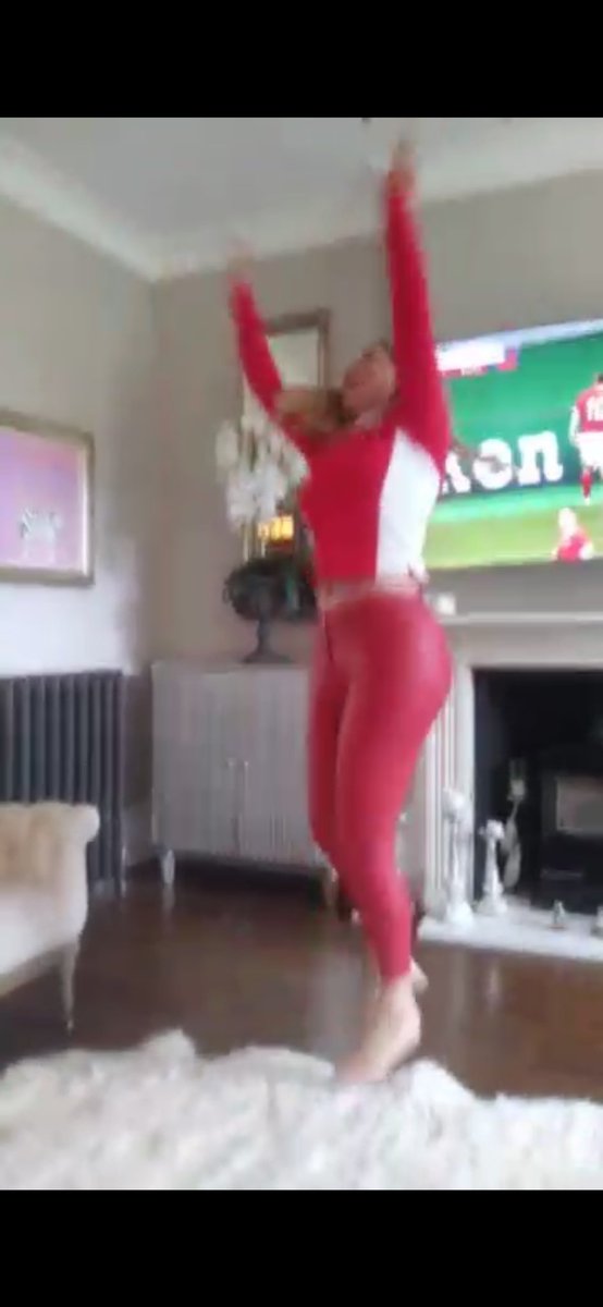 carolvorders's tweet photo. At 80 minutes here...we love you ⁦@WelshRugbyUnion⁩ #WALvFRA ❤️❤️❤️❤️ https://t.co/bsFBbXf9bg