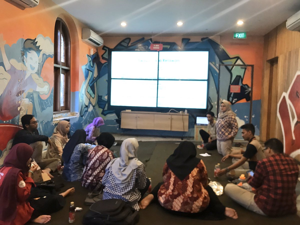 loopstationid's tweet image. Komunitas Swayanaka lagi meetup nih loopers, mereka booking di ruang indoor &amp;amp; full fasilitas (tanpa sound) 

Komunitas kalian kapan nih booking di @loopstation.sby??

.
#Loopstationsby
#Loopcorner3
#KomunitasSurabaya
#NgumpulBareng
#Meetup
#Surabaya