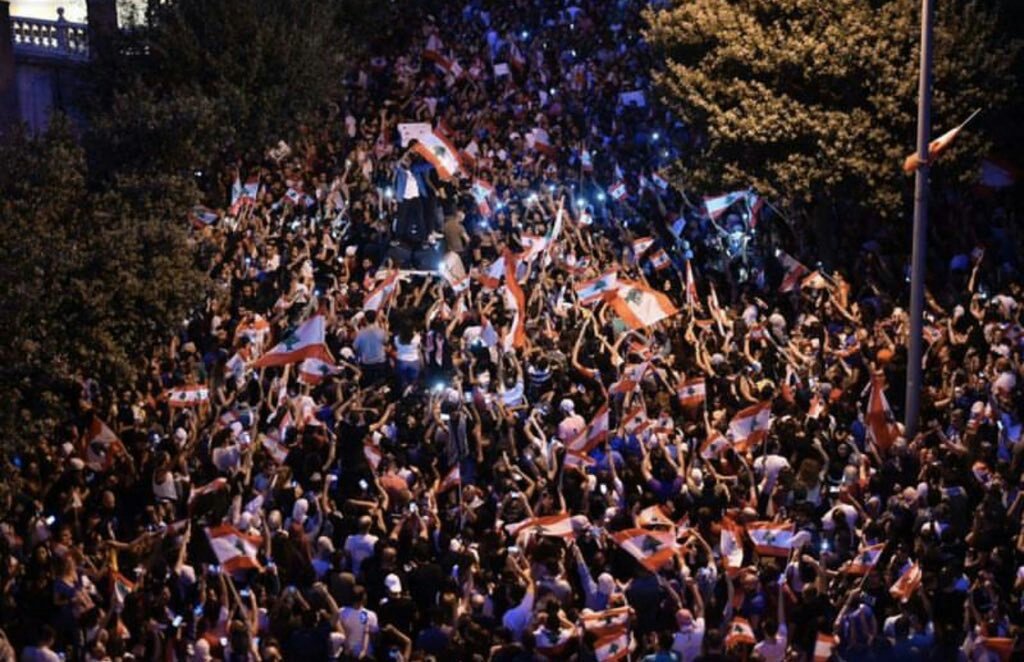 AyaRaad19's tweet photo. My People #ProudlyLebanese ❤
#RevolutionNow #لبنان_يثور https://t.co/2AW93bfhyL
