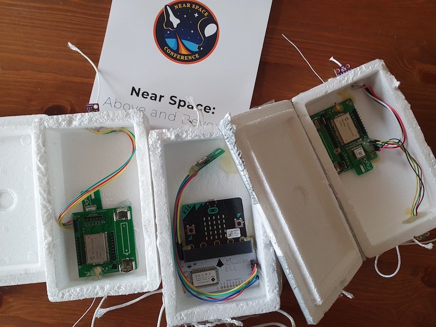 ttn_bydgoszcz's tweet photo. W piątek 18.10 podczas Near Space Conference odbyły się aż trzy loty stratosferyczne! Nasze lokalizatory #LoRaWAN przesyłały dane poprzez @thethingsntwrk. Przebieg wszystkich lotów można było śledzić na bieżąco na dedykowanych panelach dzięki #Signomix. @accesstospace https://t.co/f8gQBLlLbv