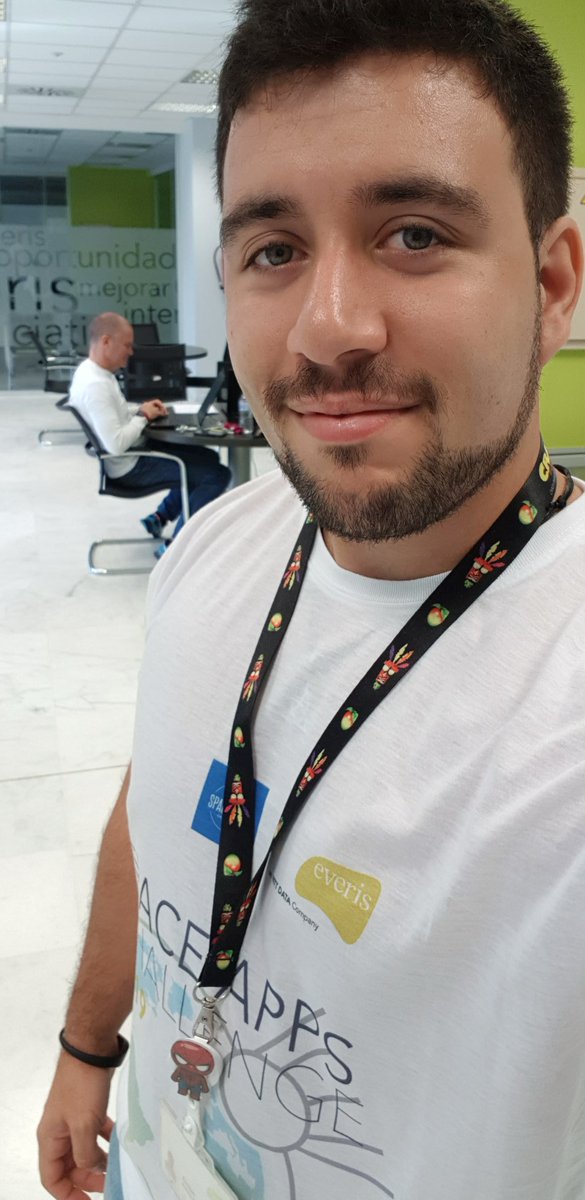 QuiqueChin's tweet photo. Segundo día #spaceappschallenge #NASA #hackathon #SpaceAppSVQ #Voluntario 🚀 @SpaceAppSVQ https://t.co/feCsTPYWFd