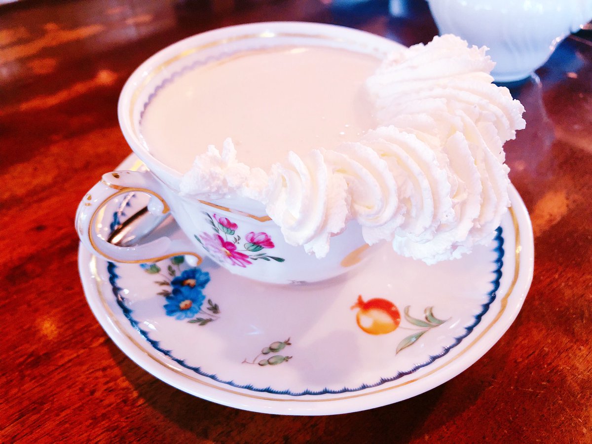 もぎたて On Twitter ドルフのウインナーコーヒー 毎回ホイップをソーサーに落下させてしまうので正しい飲み方が永遠に分からない