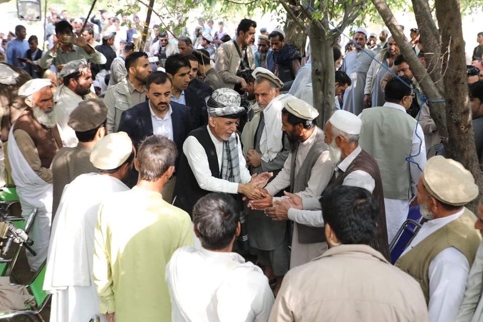TOLOnews's tweet photo. ولسمشر اشرف غني د ننګرهار ولایت د هسکې مېنې اړوند د جودري سیمې پر جامع جومات د وروستي ترهګریز برید د قربانيانو له کورنيو سره د غمشریکۍ په موخه، یادې ولسوالۍ ته ورسېد. https://t.co/fpSmUHumyE