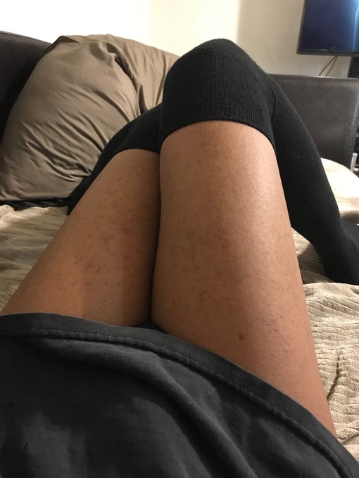 I have a bad habit of keeping my legs closed when I masturbate, so who wants to spread 'em for me? https://t