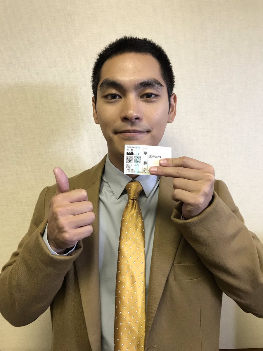 Umabi 柳楽優弥 さんが 京都競馬場 にて本日の 菊花賞 を予想 気になっている馬は ヴェロックス もうすぐ発走です みなさん是非みてください うまび Hotholidays