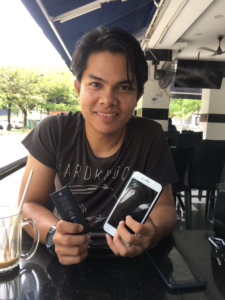 asa_mobile's tweet photo. replace bateri iphone 6 untuk abang hensem...
#rezekitengahari
#asamobile https://t.co/Gilhy6NyjO
