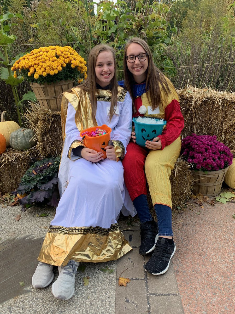 MHS_GreenTeam's tweet photo. The Bootanical Bash at the Cleveland Botanical Gardens was fantastic! We couldn’t have had a better time passing out candy to the spirited trick-or-treaters! 🌚🎃👻 https://t.co/XRjwbiy5Oy