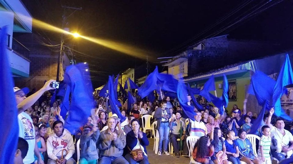 IgnacioGomezC60's tweet photo. Nacho Angelo gobernador Jhon Mario Giraldo Arrubla  y grupo de candidatos al concejo realizando el cierre de campaña en el municipio de Viterbo con gran apoyo de la gente de esta linda región de caldas haciendo sentir su incondicional apoyo y trabajo en grupo #fuerzaconservadora https://t.co/1NyS69FVBZ