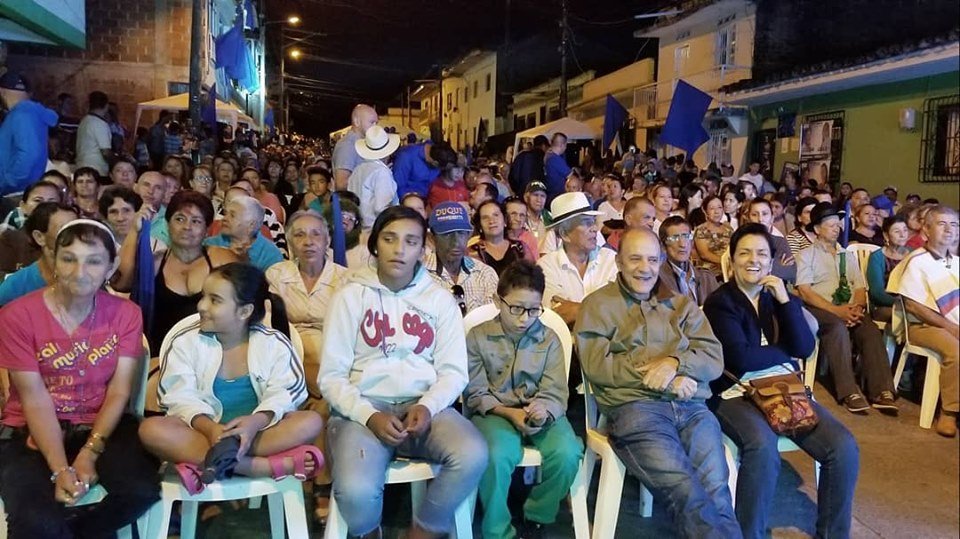 IgnacioGomezC60's tweet photo. Nacho Angelo gobernador Jhon Mario Giraldo Arrubla  y grupo de candidatos al concejo realizando el cierre de campaña en el municipio de Viterbo con gran apoyo de la gente de esta linda región de caldas haciendo sentir su incondicional apoyo y trabajo en grupo #fuerzaconservadora https://t.co/1NyS69FVBZ