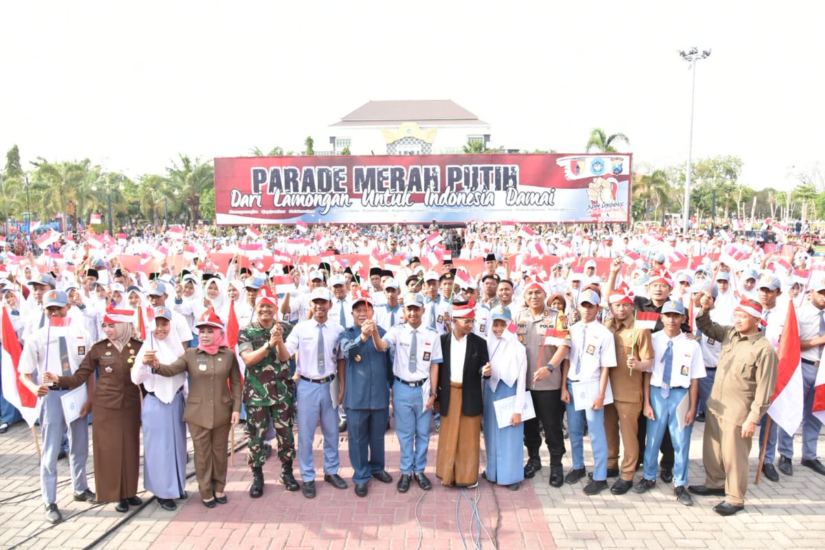 prokopimkablmg's tweet photo. Parade Merah Putih dalam rangka pelantikan Presiden dan Wakil Presiden RI periode 2019 s.d. 2024 di Alun-alun Lamongan, Minggu (20/10).
@jokowi
#PelantikanPresiden2019 #PelantikanJokowiAmin #parademerahputih #lamonganmegilan #lamonganupdate https://t.co/TSJFYGJ0qP