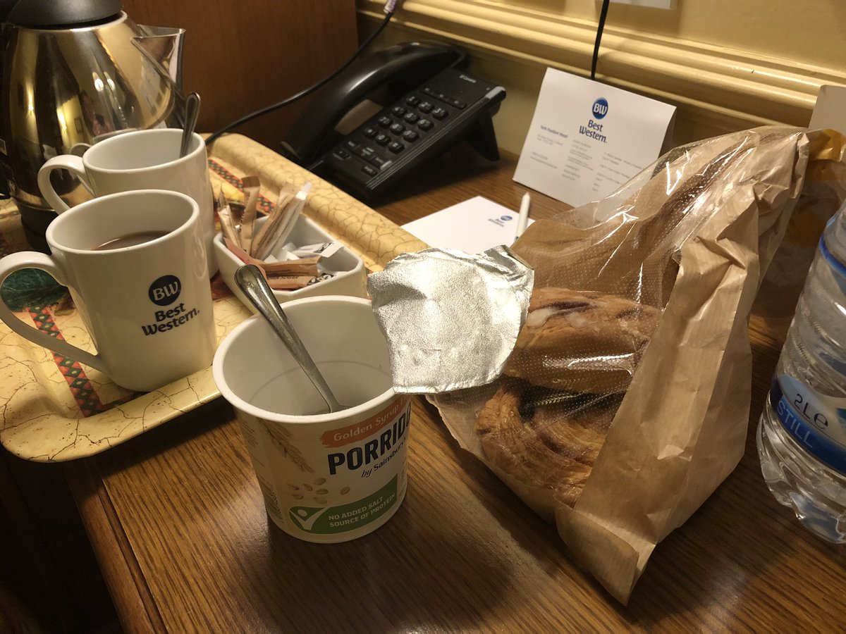 cpt_fantastic75's tweet photo. Marathon morning! 6.30am alarm & a porridge pot in a hotel room! Love it! #YorkshireMarathon #guide #pacer #brrontour https://t.co/PbLWocehPP