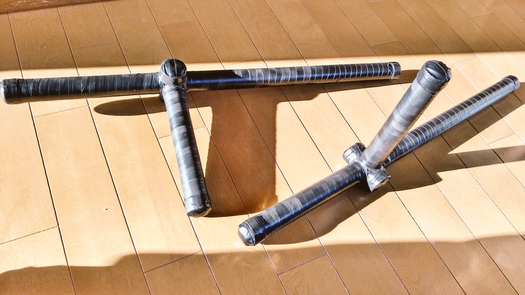 勇者トアル 武器屋トアル ついに トンファー を自作してしまいました がんばりました トアルは作るだけで これを使うのは息子なんですが 留守中に完成できて良かった 内緒なので 喜ぶ顔がいまから楽しみです 構想随時 制作時間２時間 材料費２