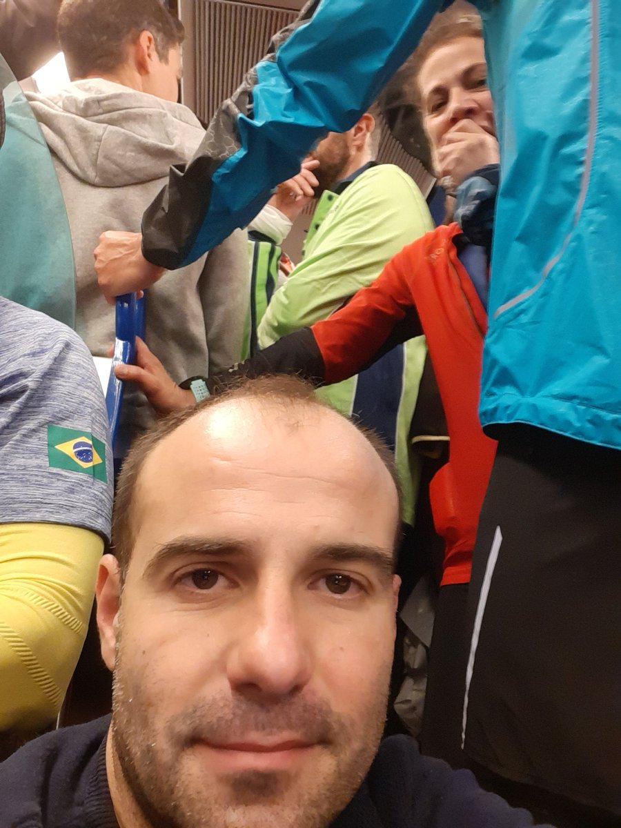 cesargijon's tweet photo. Y aquí vamos dirección a Cascais en un tren que más bien parece una lata de sardinas... 🚃🏃♂️🏃♂️🏃♂️
#MaratonLisboa #42km https://t.co/B9O9z4rXB8