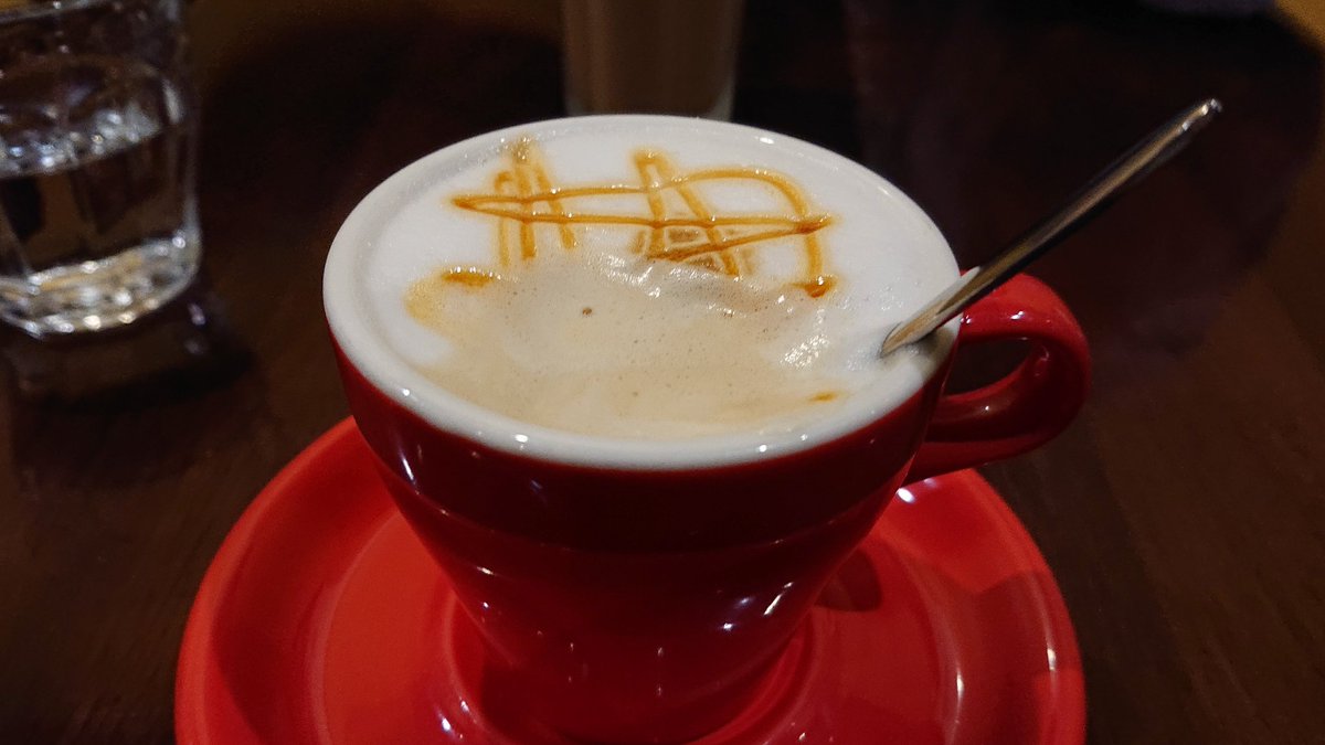 IcdJi3iJ43B46xy's tweet photo. 来ちゃった！
今日はいつものカフェラテじゃなく～
キャラメル���キアート？だったかな？飲むのだ😃
ふるふる！美味しいぞ！
まいちゃん！外に居てびっくり(^O^)
#mittscoffeestand
#togokurumamichi 
#adedge
#cafestatogo https://t.co/VFKVgzVcTx