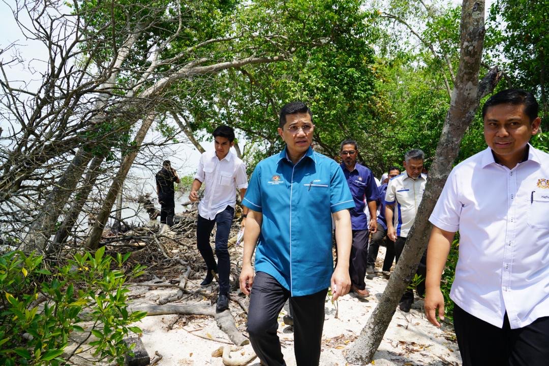 AzminAli's tweet photo. Lawatan kerja saya dan MEA ke Johor hari ini sangat berjaya untuk memastikan projek projek pembangunan luar bandar terus berjalan lancar demi menjayakan Wawasan Kemakmuran Bersama. Tahniah juga kepada Kerajaan Negeri Johor. #MEA #Makmur2030 https://t.co/3amMrit2sB