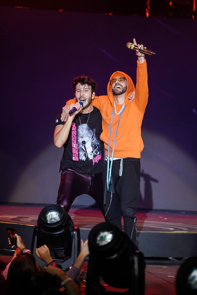 yandeloficial's tweet photo. El Capitan Yandel presente en #Medellin #Colombia Gracias @SebastianYatra  por la invitación #EnCero #EnCeroRemix pronto! #Bruuttal https://t.co/8pc2KQis9C