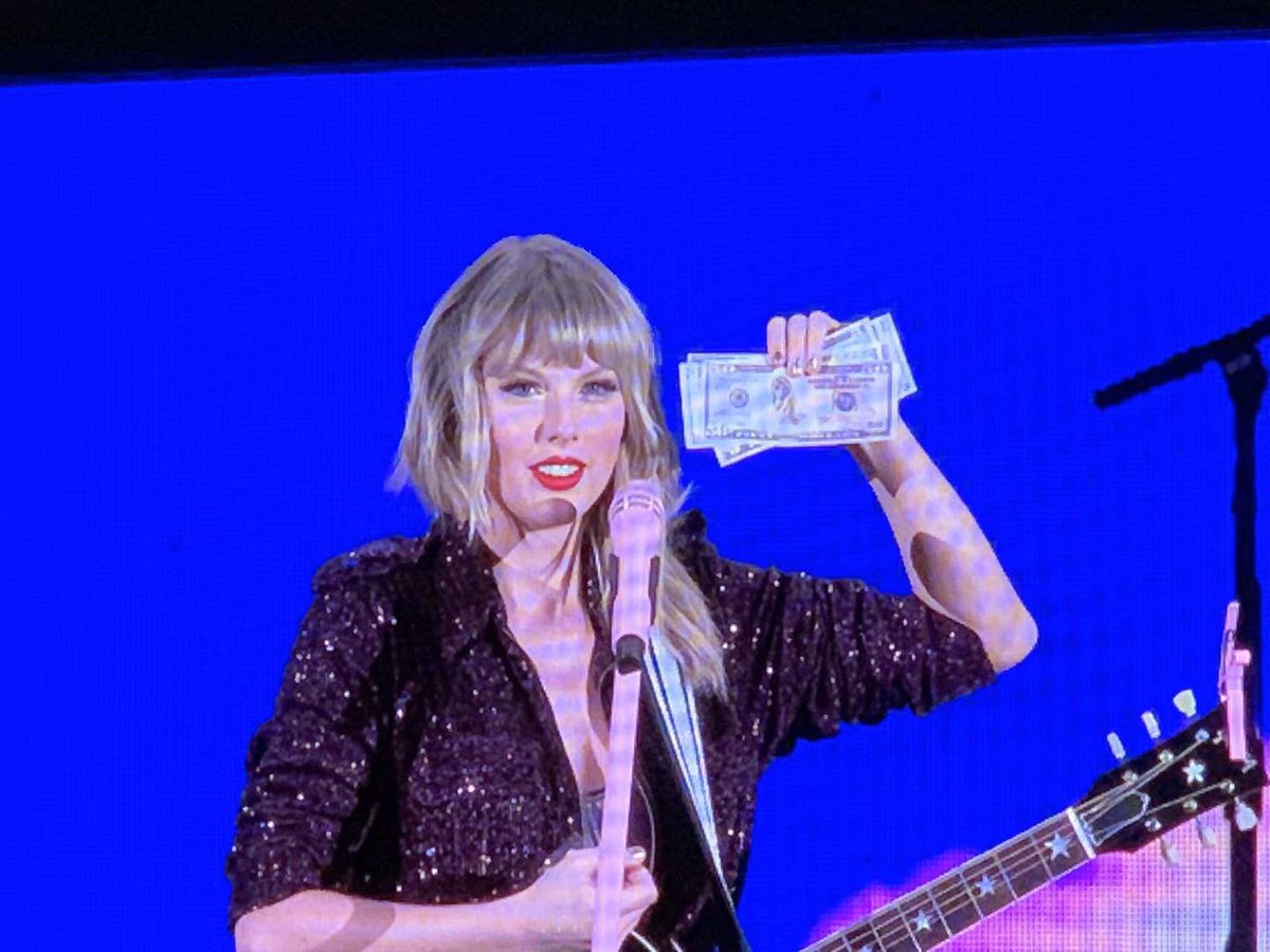 Ti_TiLiu's tweet photo. I gave her the money!!! @taylorswift13 😭 hope she like them. https://t.co/HTxQbhuaCp